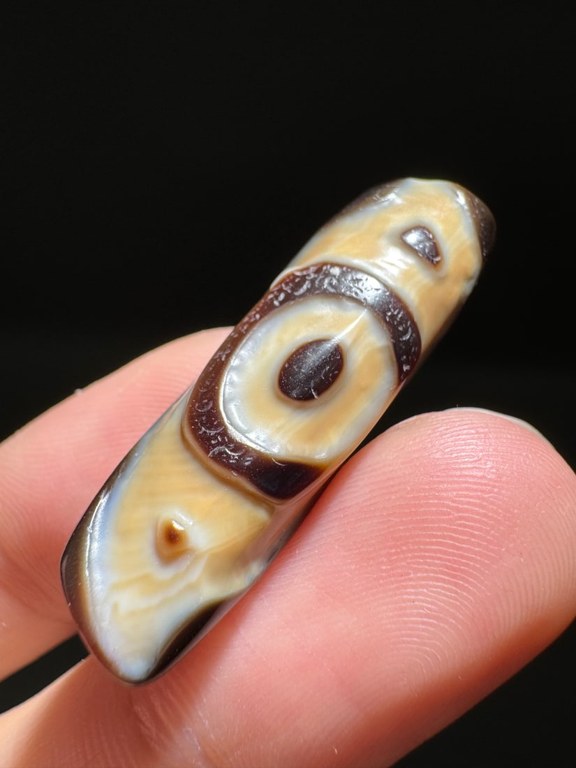 An Exquisite Phoenix-Eye Dzi bead: An Exquisite Phoenix-Eye Dzi bead,Qing Dynasty, China,Size:0.4inx1.4in 凤眼天珠,中国清代
