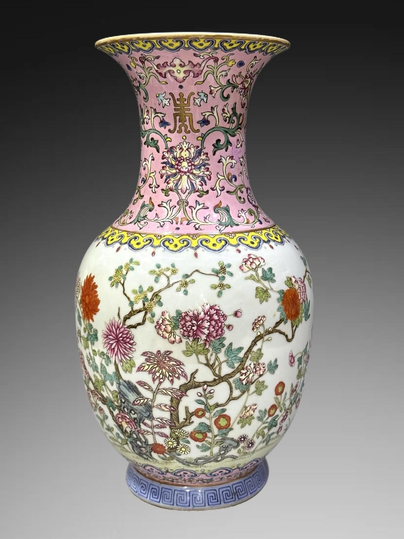 An Exquisite Famille-Rose Flower Pattern Vase: An Exquisite Famille-Rose Flower Pattern Vase,Qing Dynasty, China,Jiaqing Six-character Mark,Size:12.6in