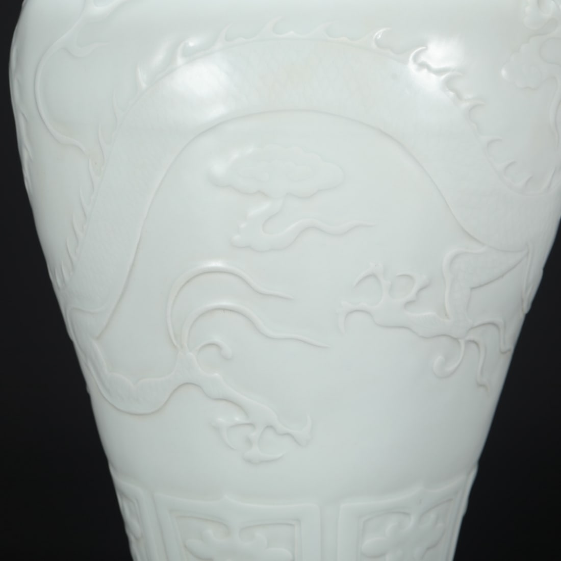 An Exquisite White Ground Dragon Pattern Vase - 7