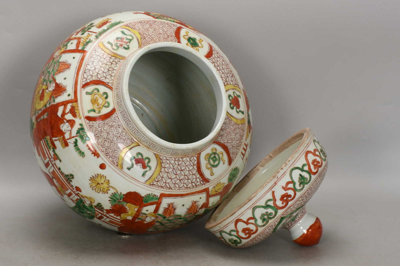 An Exquisite Wucai Figures Pattern Jar - 2