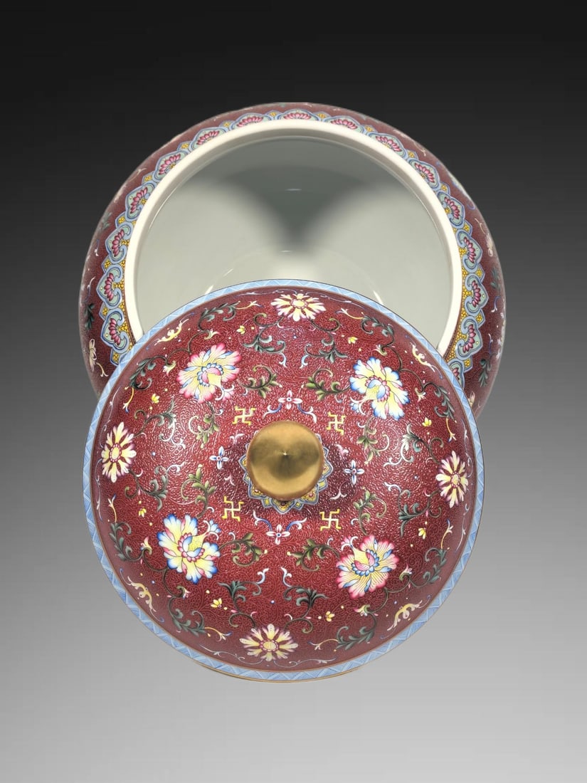 An Exquisite Enamel Ruby Red-Glazed Lotus Pattern Jar - 4