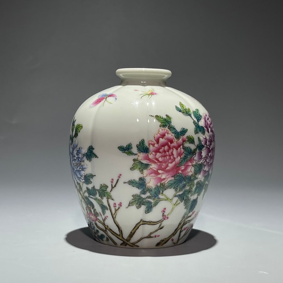An Exquisite Famille-Rose Flower Pattern Jar: An Exquisite Famille-Rose Flower Pattern Jar,Qing Dynasty, China,Yongzheng Four-character Mark,Size:4.2inx3.5in 粉彩花卉纹罐,中国清代,༔