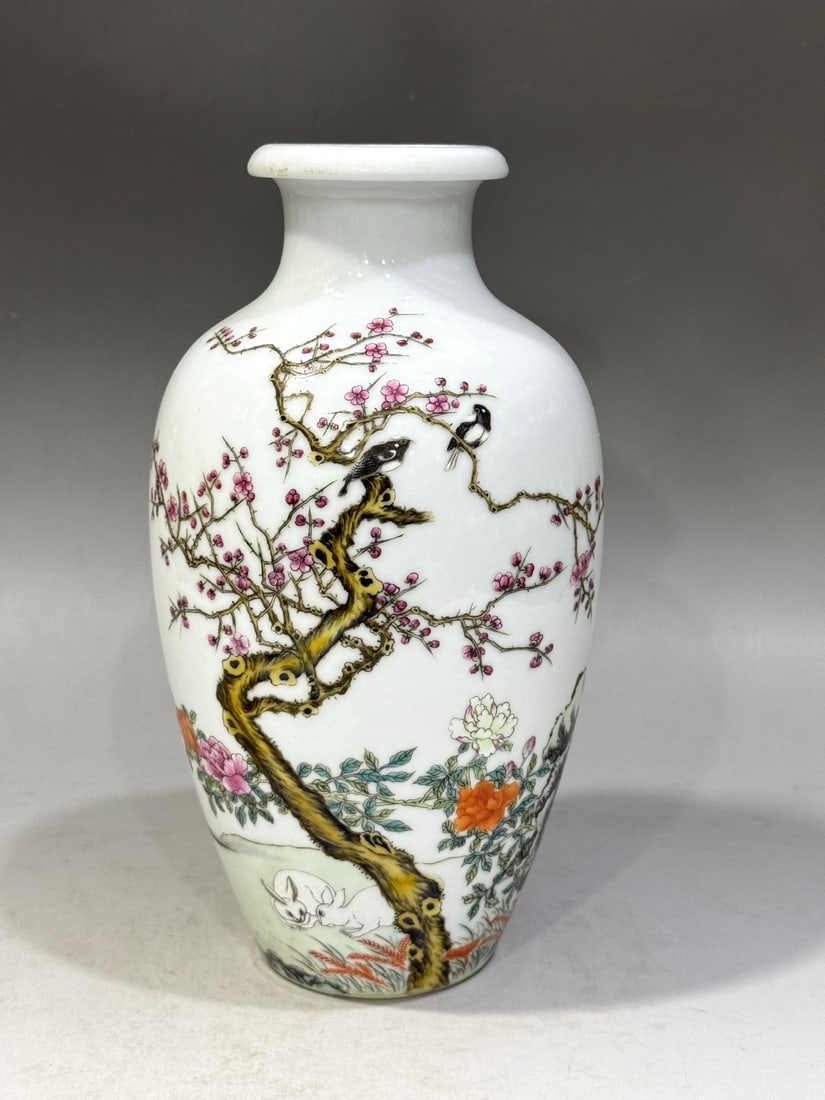 An Exquisite Famille-Rose Flower and Bird Pattern Vase: An Exquisite Famille-Rose Flower and Bird Pattern Vase,Republic of China,Hongxian Four-character Mark,Size:8.5in