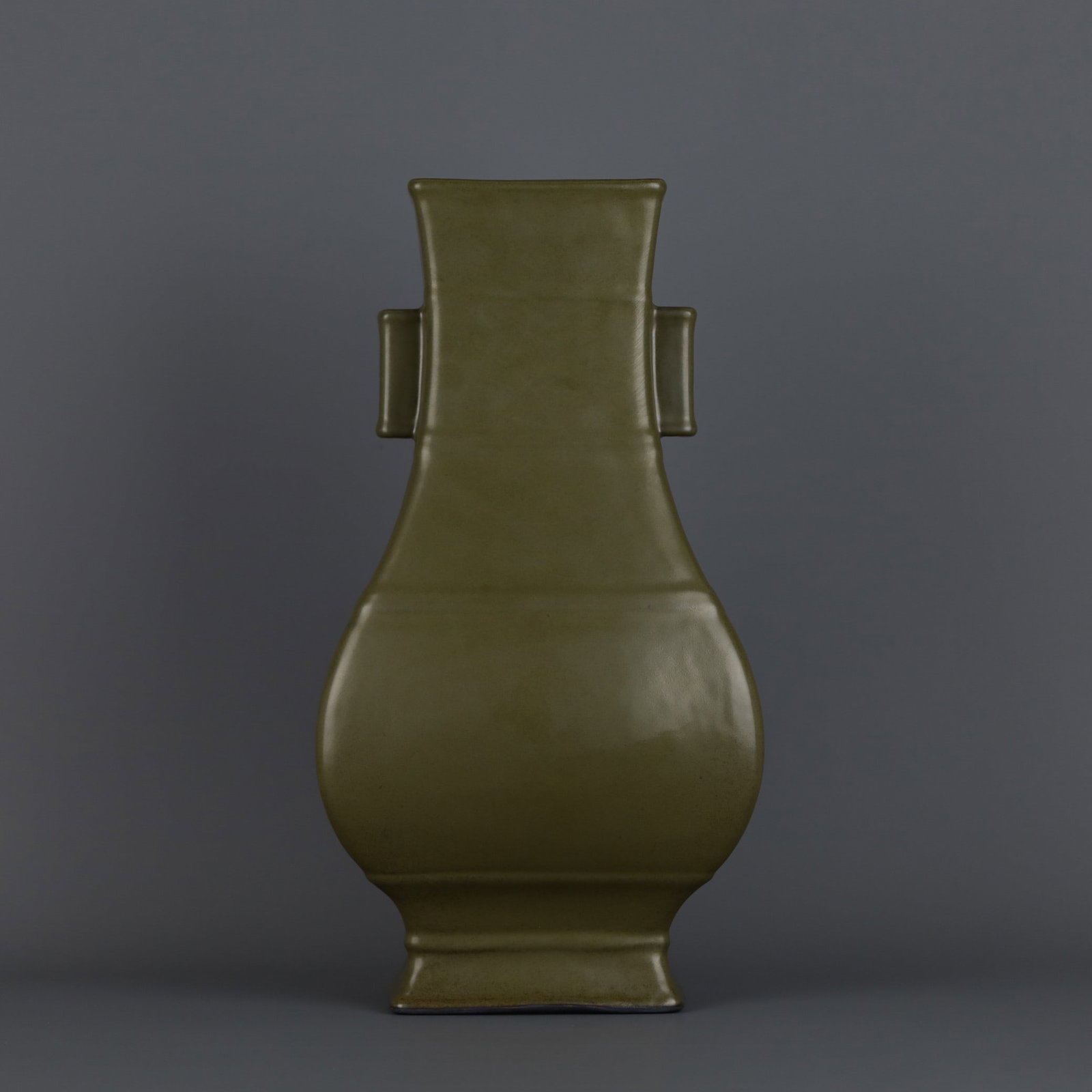 An Exquisite Teadust Glazed Pierced-Ears Vase: An Exquisite Teadust Glazed Pierced-Ears Vase,Qing Dynasty, China,Yongzheng Four-character Mark,Size:14.4inx7.9in 茶叶末釉贯耳瓶,中国清É