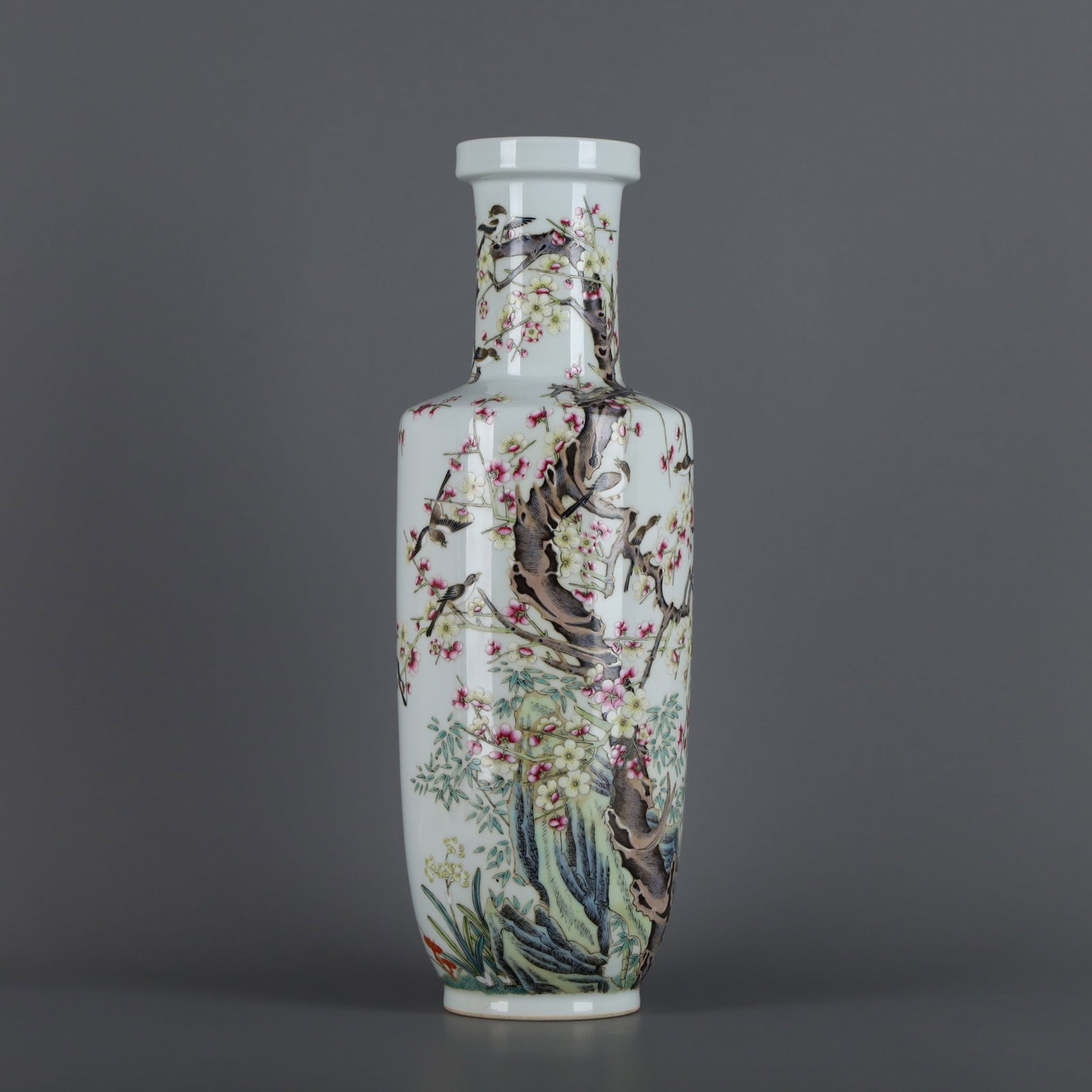 An Exquisite Famille-Rose Flower and Bird Pattern Vase: An Exquisite Famille-Rose Flower and Bird Pattern Vase,Qing Dynasty, China,Yongzheng Six-character Mark,Size:15.1inx5.3in 粉彩花鸟纹瓶,中国清É