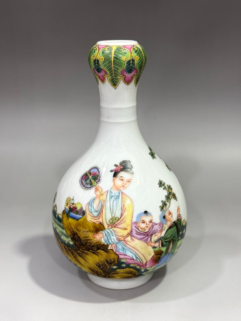 An Exquisite Famille-Rose Figures Pattern Vase: An Exquisite Famille-Rose Figures Pattern Vase,Qing Dynasty, China,Qianlong Four-character Mark,Size:7.1in
