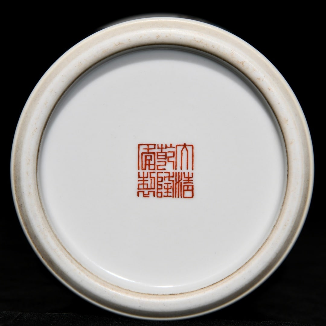 An Exquisite Wucai Figures Pattern Vase - 9