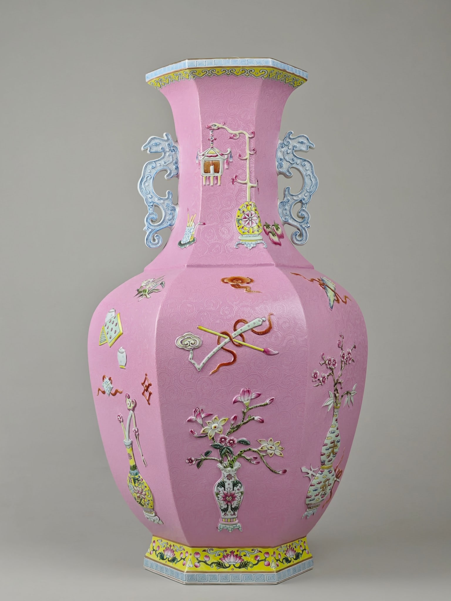 An Exquisite Pink Ground Antique Pattern Double-Ears Vase: An Exquisite Pink Ground Antique Pattern Double-Ears Vase,Qing Dynasty, China,Qianlong Four-character Mark,Size:18.9inx11in 粉地博古纹双耳瓶,中