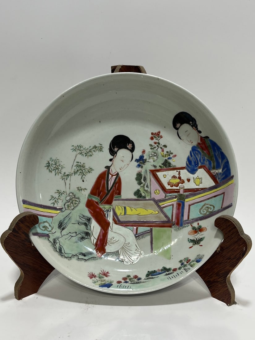 An Exquisite Famille-Rose Figures Pattern Plate: An Exquisite Famille-Rose Figures Pattern Plate,Qing Dynasty, China,Size:11.8in 粉彩人物纹盘,中国清代