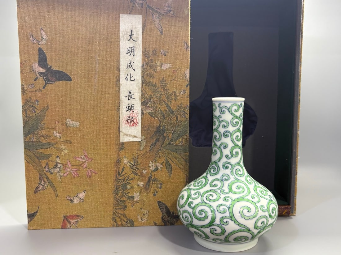 An Exquisite Peacock Green Glazed Scroll Grass Pattern Vase: An Exquisite Peacock Green Glazed Scroll Grass Pattern Vase,Ming Dynasty, China,Chenghua Six-character Mark,Size:7.3inx5.3in