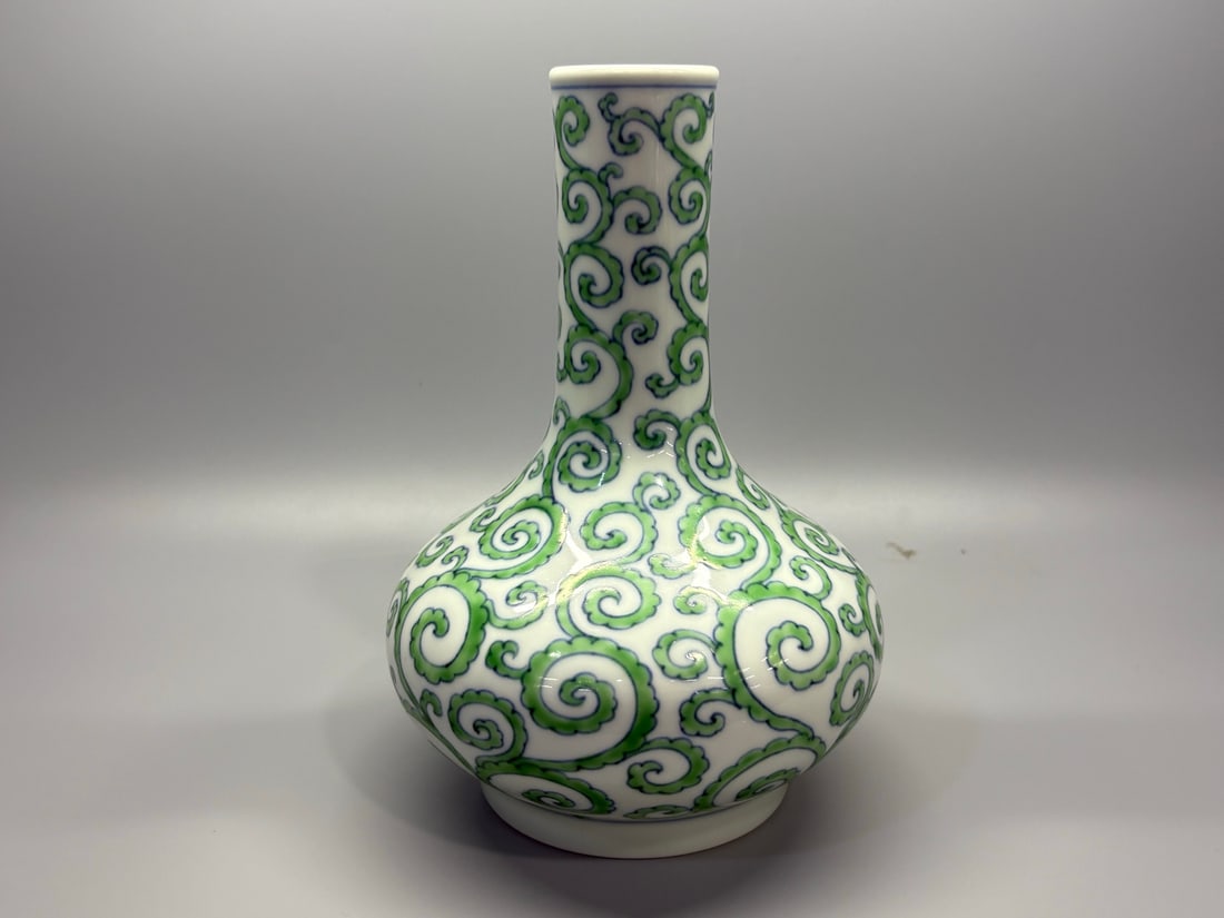 An Exquisite Peacock Green Glazed Scroll Grass Pattern Vase - 2