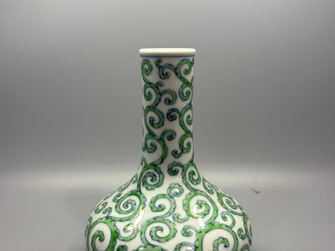 An Exquisite Peacock Green Glazed Scroll Grass Pattern Vase - 3