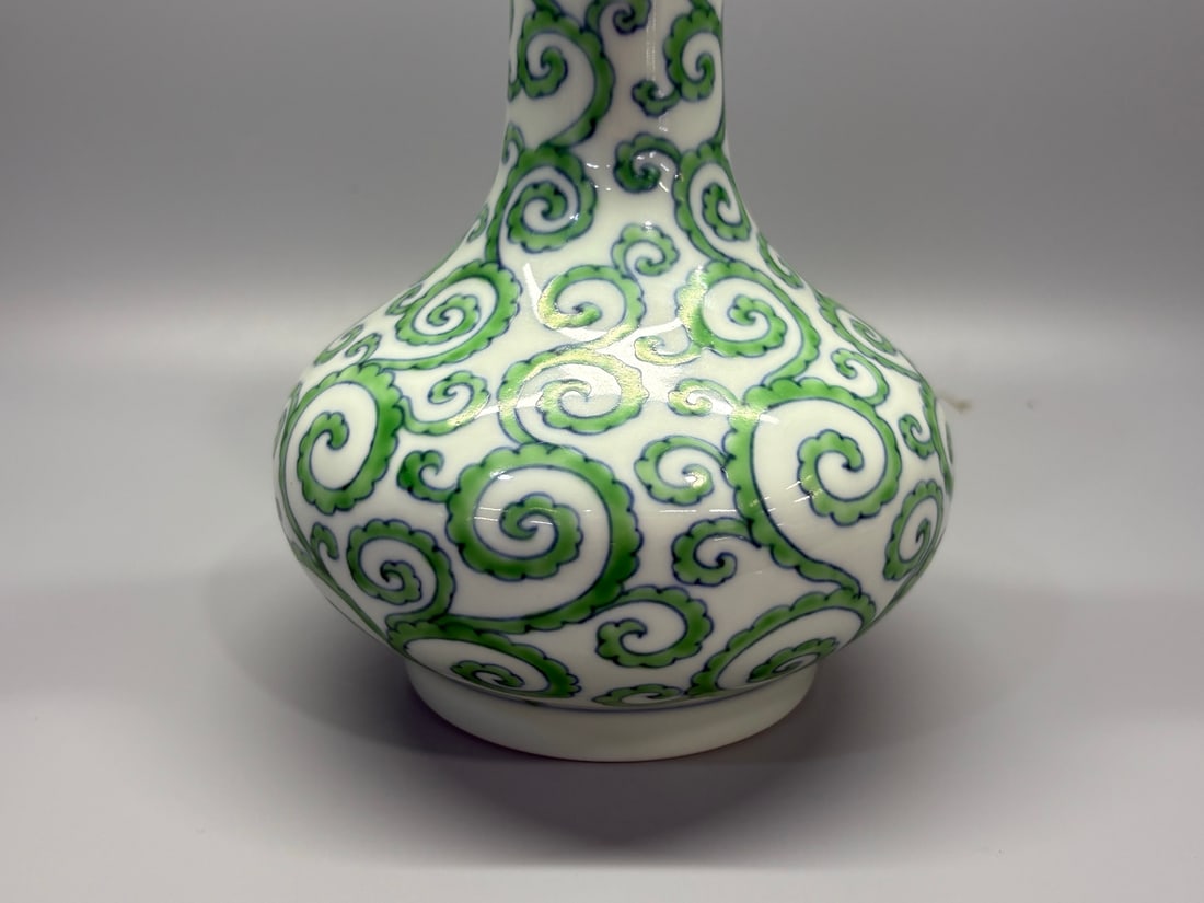 An Exquisite Peacock Green Glazed Scroll Grass Pattern Vase - 4