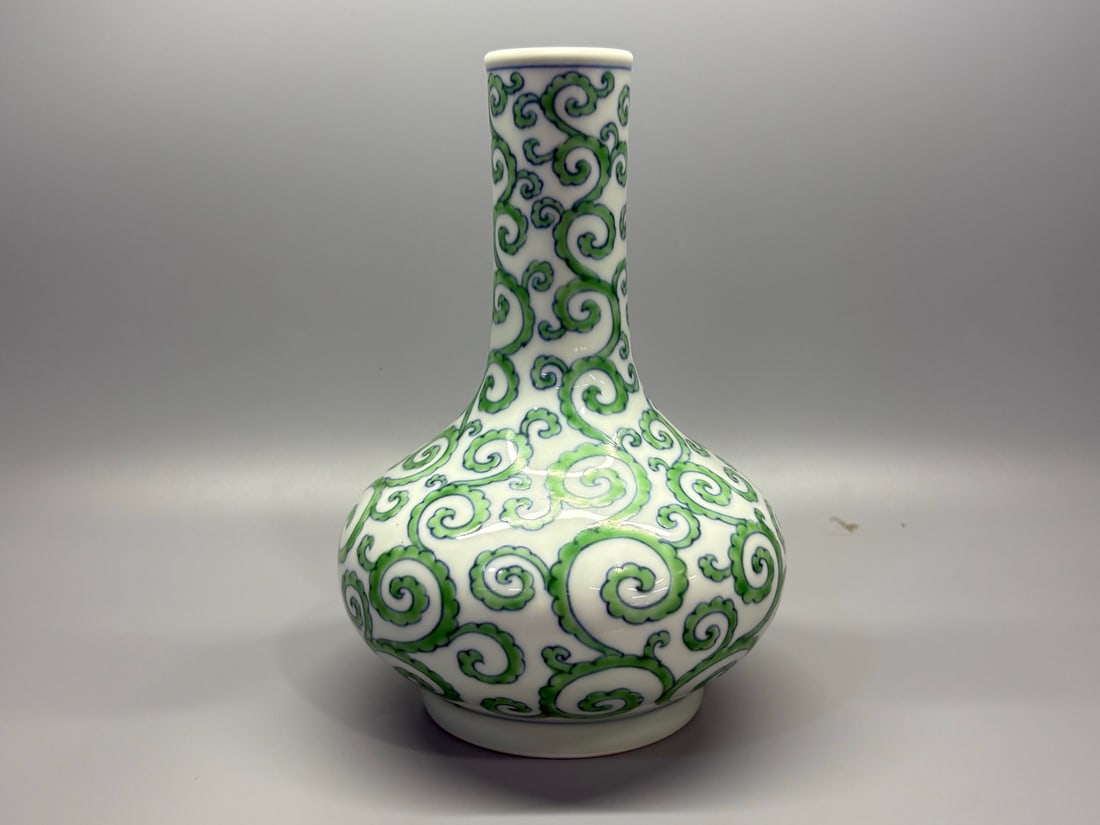 An Exquisite Peacock Green Glazed Scroll Grass Pattern Vase - 5
