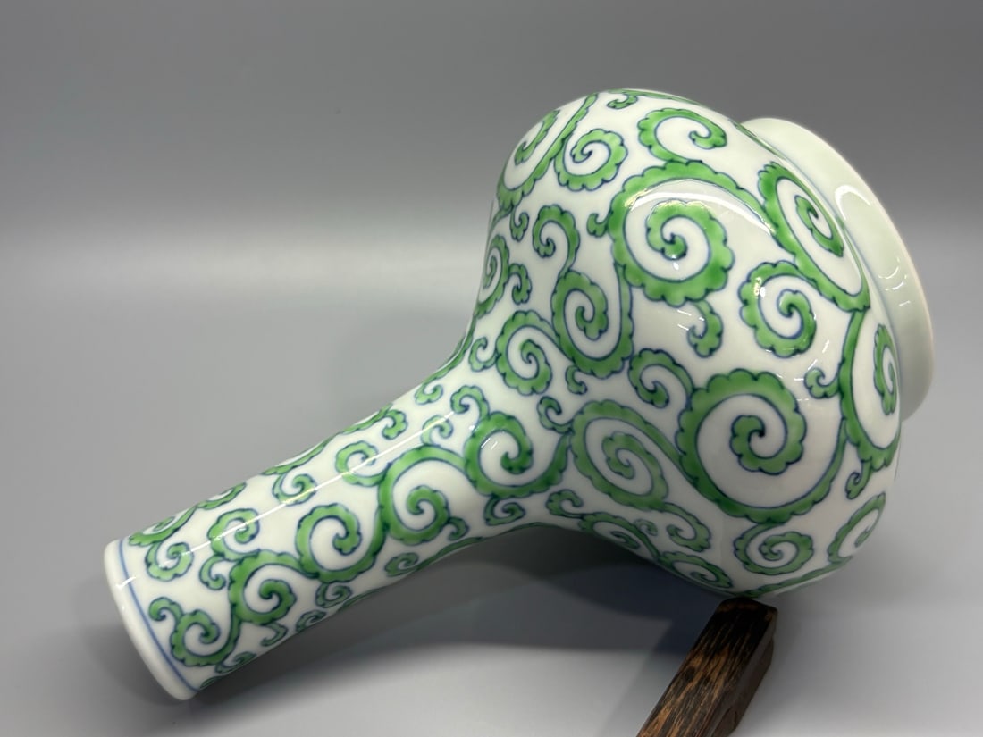 An Exquisite Peacock Green Glazed Scroll Grass Pattern Vase - 7