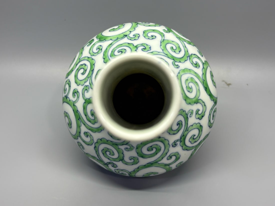 An Exquisite Peacock Green Glazed Scroll Grass Pattern Vase - 8