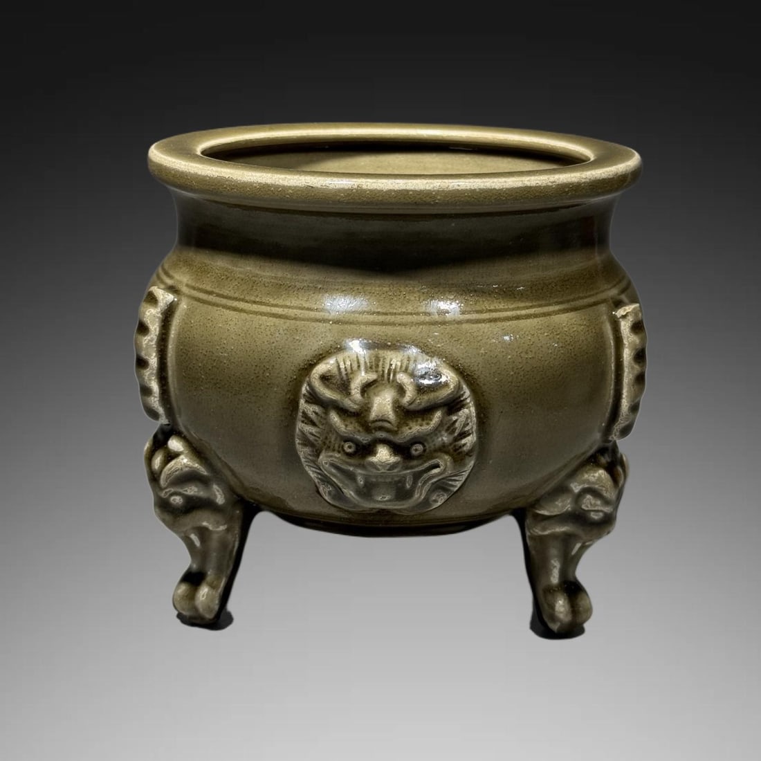 An Exquisite Yaozhou Yao Celadon Glazed Beast legs Censer: An Exquisite Yaozhou Yao Celadon Glazed Beast legs Censer,Song Dynasty, China,Size:5.7inx5.5in 耀州窑青釉兽足炉,中国宋代