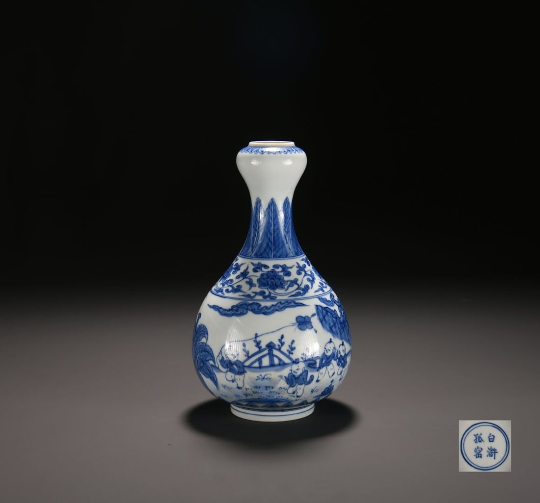 An Exquisite Blue and White Figures Pattern Vase: An Exquisite Blue and White Figures Pattern Vase,Ming Dynasty, China,With Mark,Size:9.4inx5.5in 青花人物纹瓶,中国明代,带款