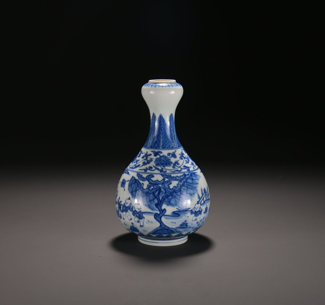 An Exquisite Blue and White Figures Pattern Vase - 2