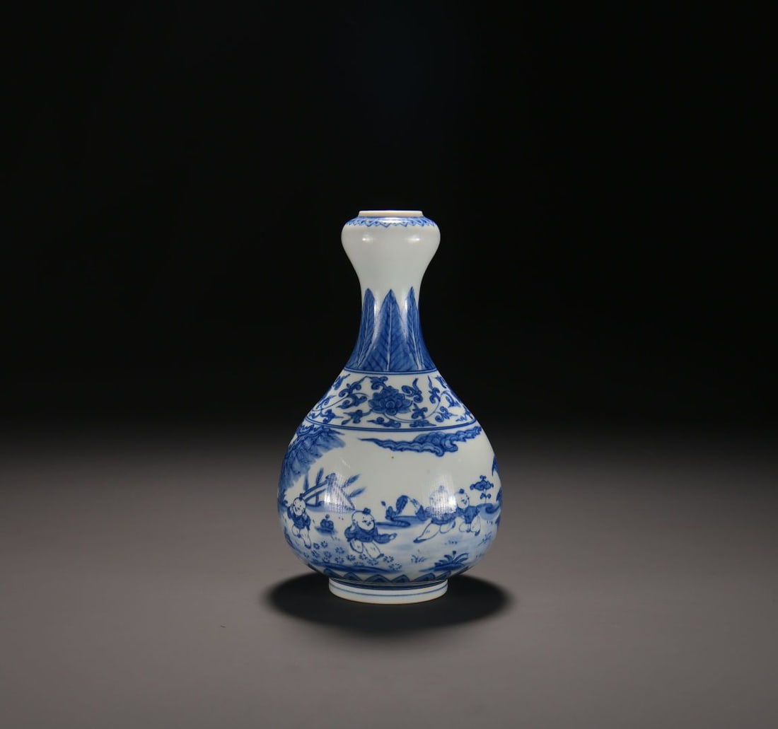 An Exquisite Blue and White Figures Pattern Vase - 3