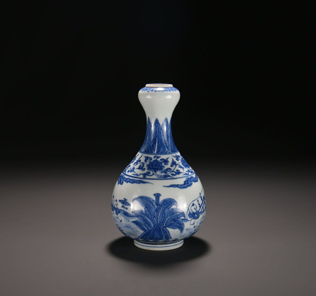 An Exquisite Blue and White Figures Pattern Vase - 4