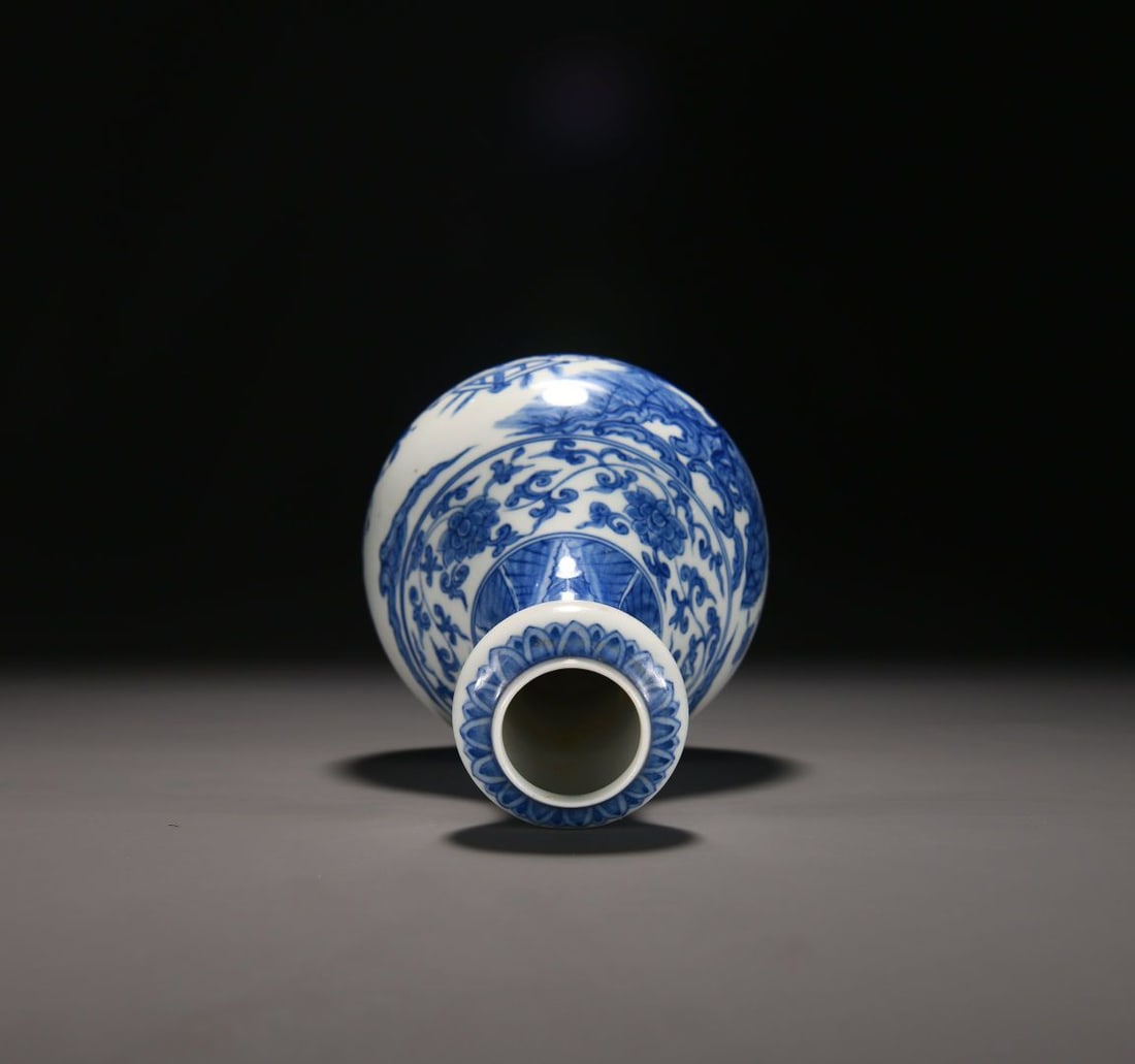 An Exquisite Blue and White Figures Pattern Vase - 5