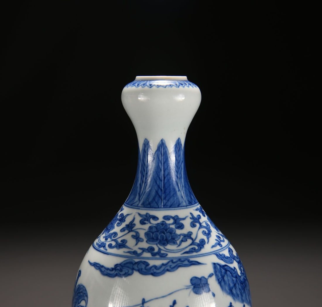 An Exquisite Blue and White Figures Pattern Vase - 6