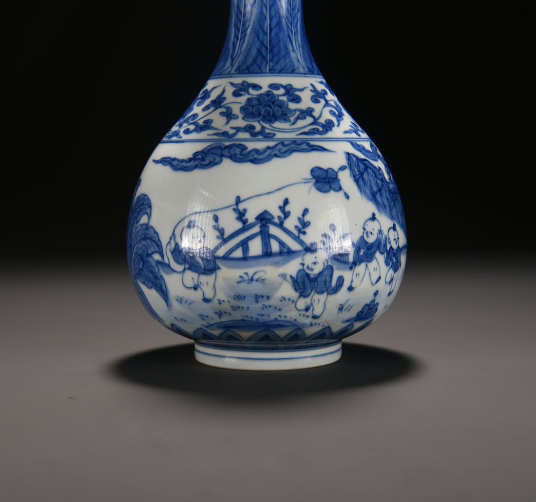 An Exquisite Blue and White Figures Pattern Vase - 7