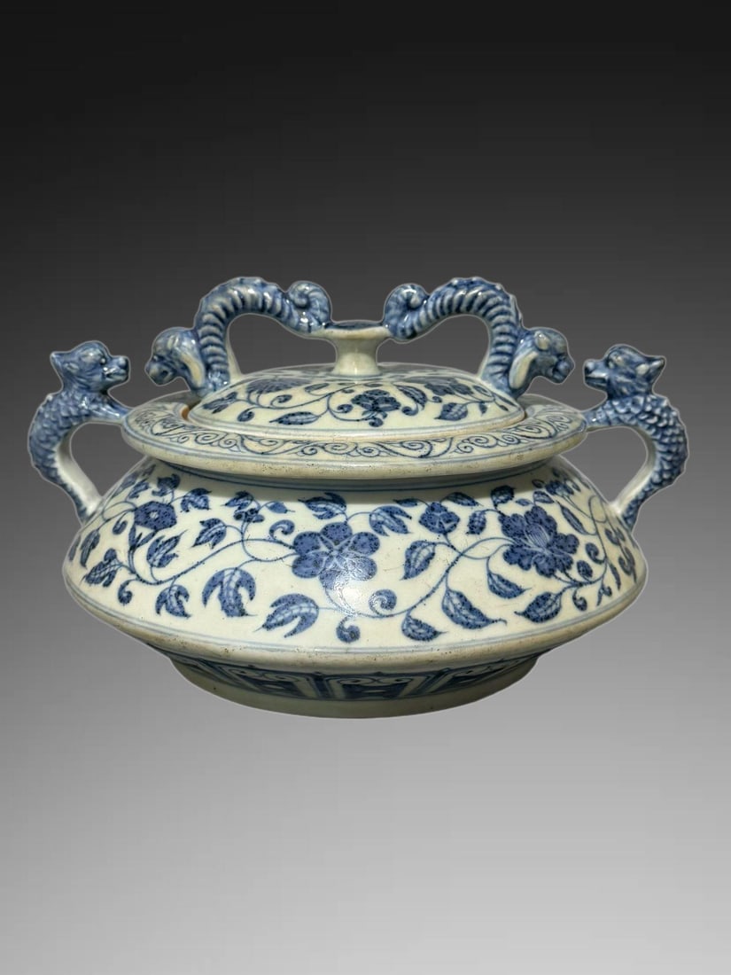 An Exquisite Blue and White Lotus Pattern Dragon Ears Box: An Exquisite Blue and White Lotus Pattern Dragon Ears Box,Ming Dynasty, China,Xuande Six-character Mark,Size:6.3inx9.8in 青花缠枝莲龙耳盒,中ࢲ