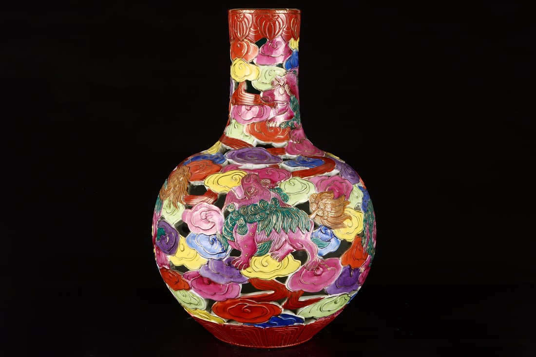 An Exquisite Enamel Painted Gold Lion Pattern Vase: An Exquisite Enamel Painted Gold Lion Pattern Vase,Qing Dynasty, China,Qianlong Six-character Mark,Size:16.8inx11.4in