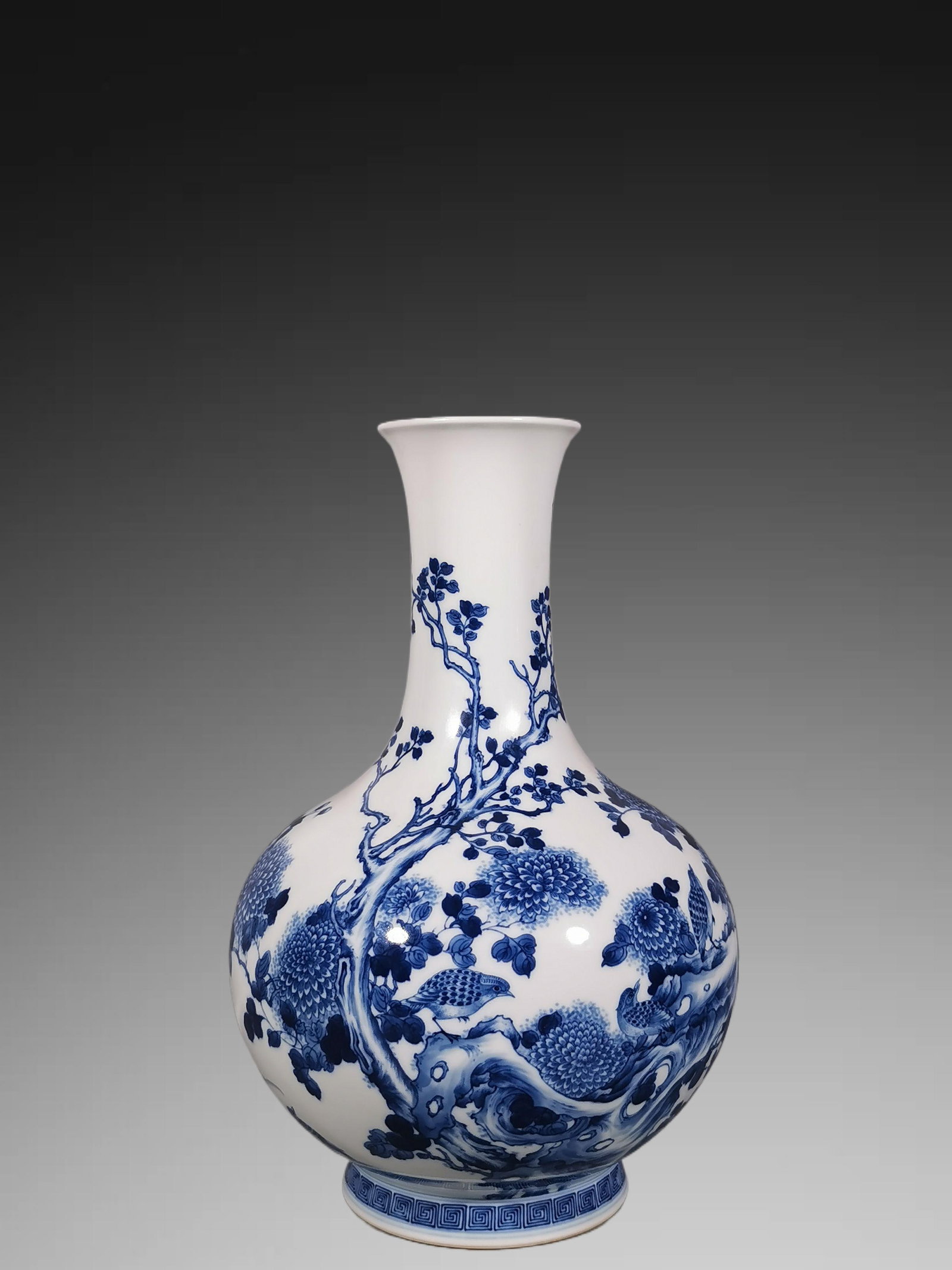 An Exquisite Blue and White Flower and Bird Pattern Vase: An Exquisite Blue and White Flower and Bird Pattern Vase,Qing Dynasty, China,Yongzheng Six-character Mark,Size:12.8inx8.3in 青花花鸟纹瓶,中国清