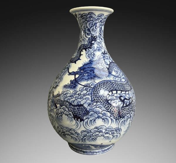 An Exquisite Blue and White Seawater and Auspicious Cloud Dragon Pattern Vase: An Exquisite Blue and White Seawater and Auspicious Cloud Dragon Pattern Vase,Qing Dynasty, China,Yongzhneg Six-character Mark,Size:12in×8.1in 青花海水祥云(