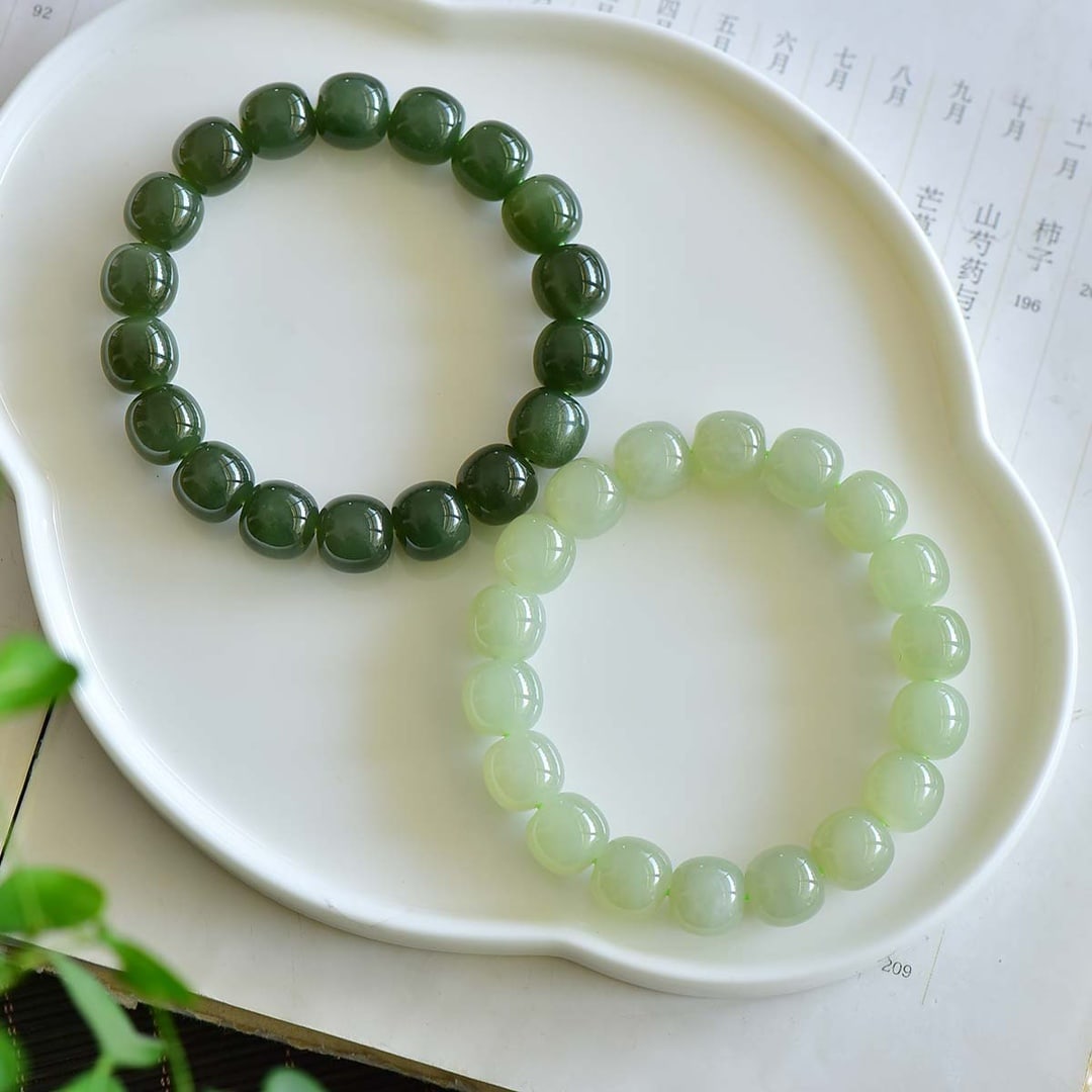 A Pair of Exquisite Hotan Jade Bracelet: A Pair of Exquisite Hotan Jade Bracelet,Size:0.4inx0.5in 一对和田玉手链