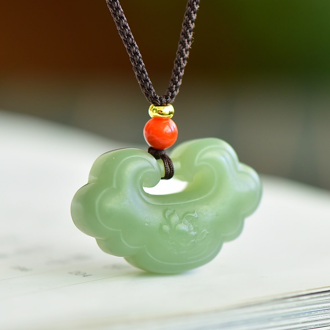 A Exquisite Hotan Jade Pendant: A Exquisite Hotan Jade Pendant,Size:1.3inx0.8in 和田玉湖水绿平安锁吊坠