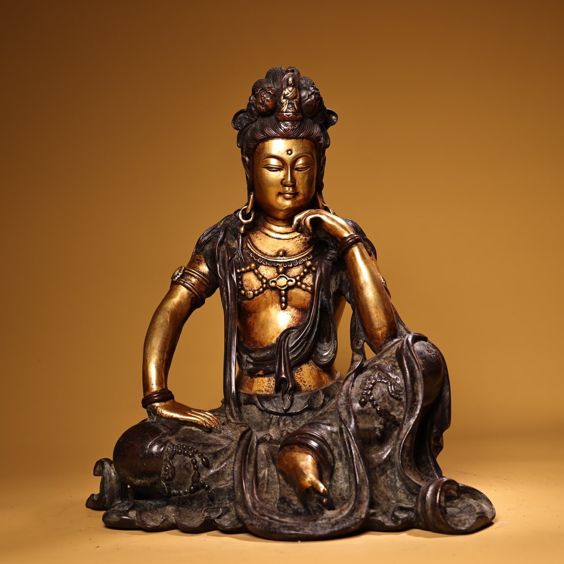 An Exquisite Gilt Bronze Avalokitesvara Ornament: An Exquisite Gilt Bronze Avalokitesvara Ornament,Ming Dynasty, China,Yongle Six-character Mark,Size:13.4inx11in,Weight:8000g