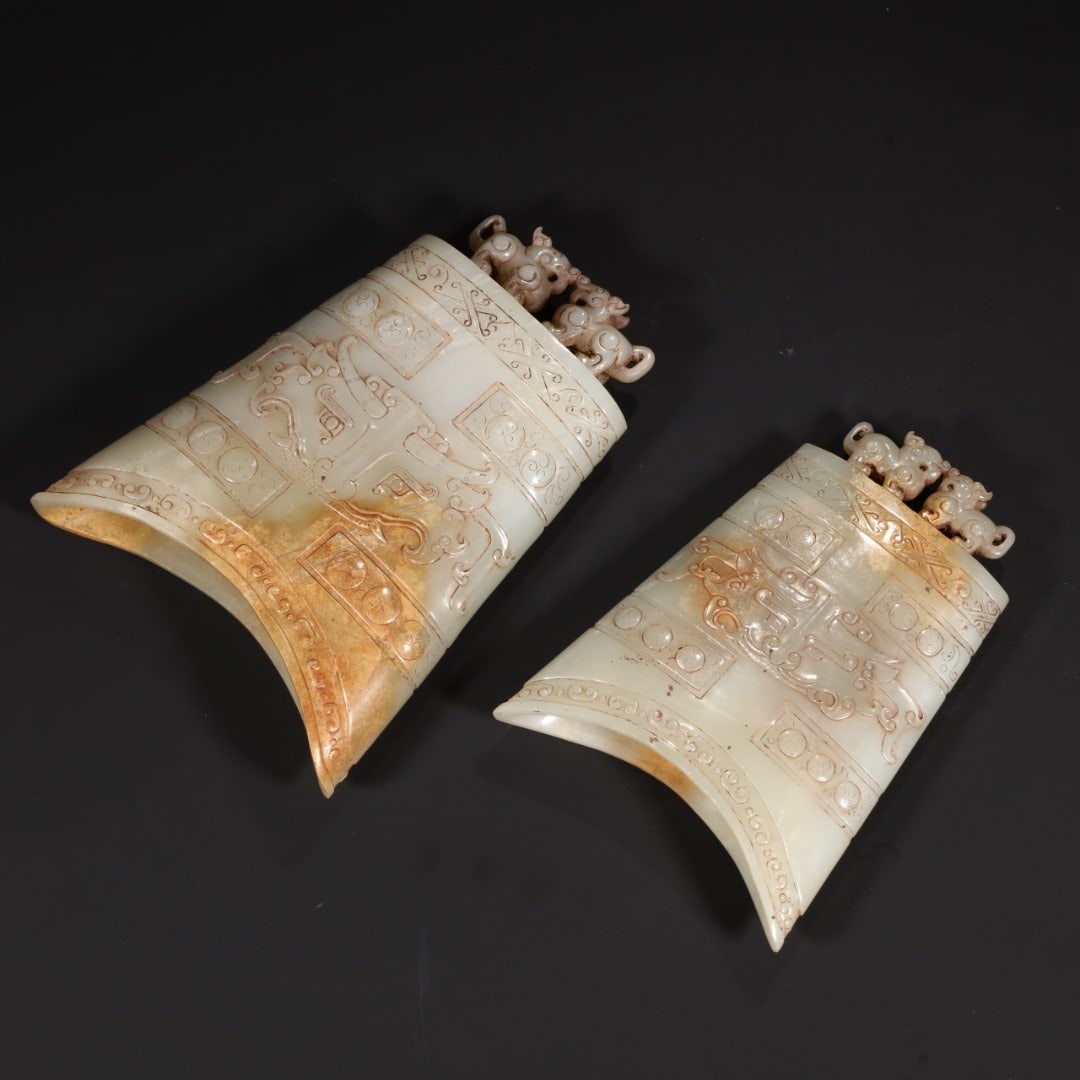 A pair of Exquisite Gaogu Jade Beast‑Knob Chime: A pair of Exquisite Gaogu Jade Beast‑Knob Chime,Han Dynasty, China,Size:5.1inx7.1in,Weight:949g 一对高古玉兽钮编钟,中国汉&