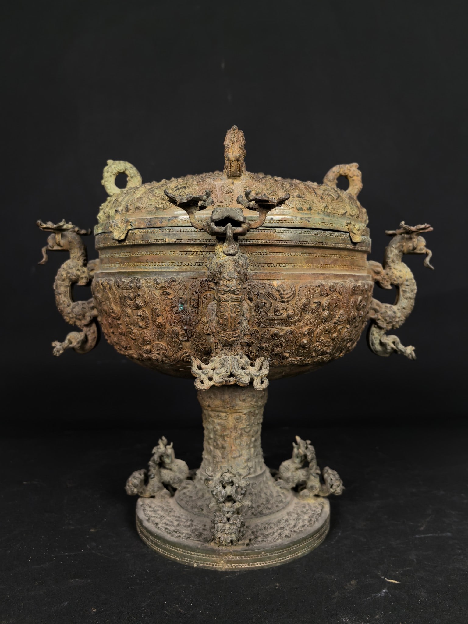 An Exquisite Bronze Dragon Pattern Jar: An Exquisite Bronze Dragon Pattern Jar,Han Dynasty, China,Size:10.2inx11.4inx11.4in,Weight:3250g 青铜龙纹罐,中国汉代