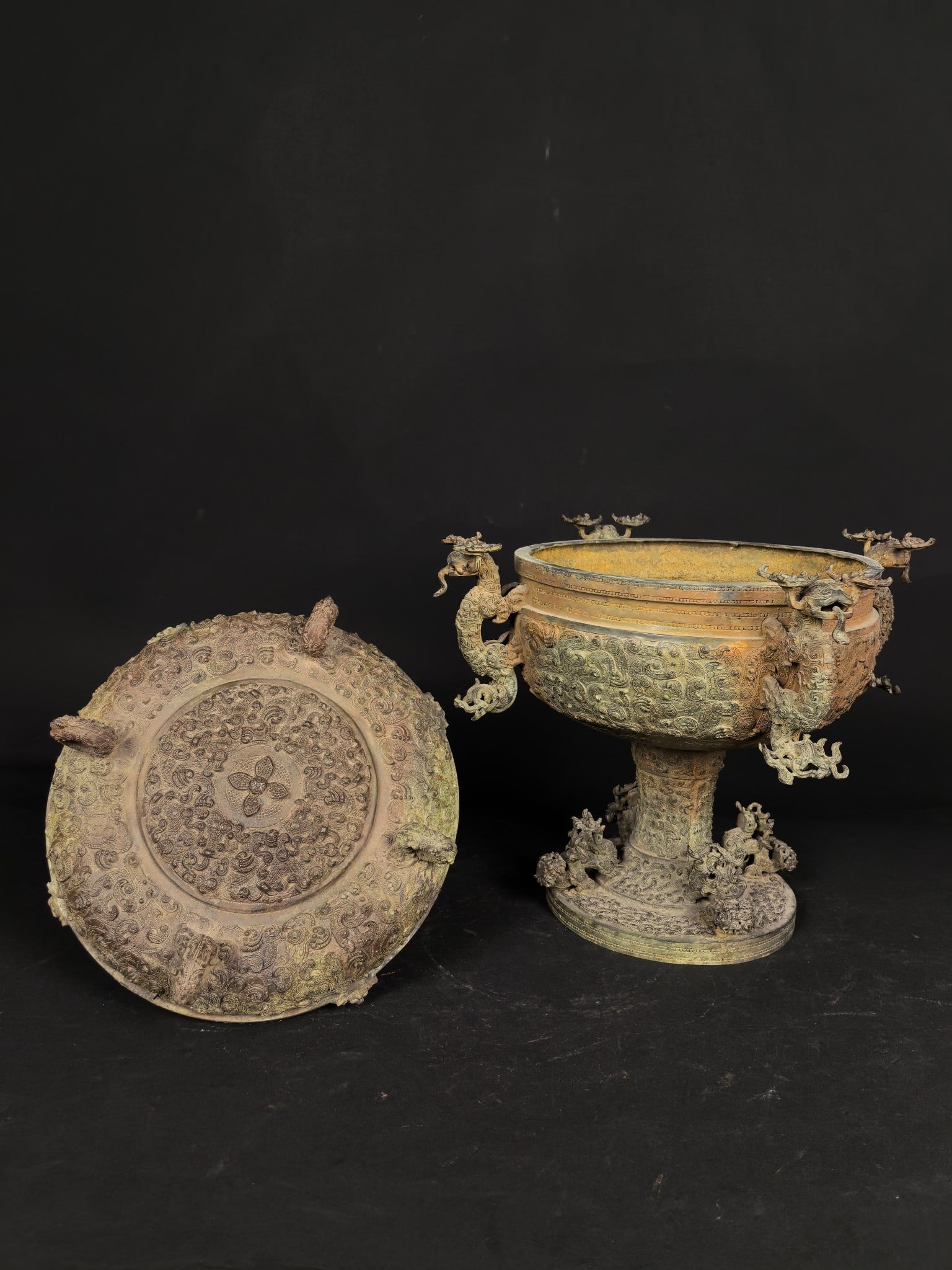 An Exquisite Bronze Dragon Pattern Jar - 2