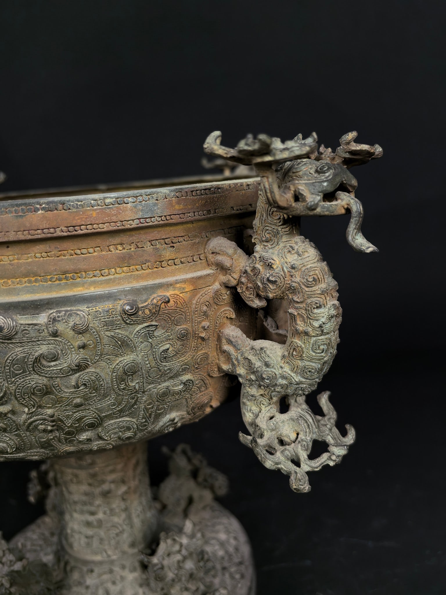 An Exquisite Bronze Dragon Pattern Jar - 5