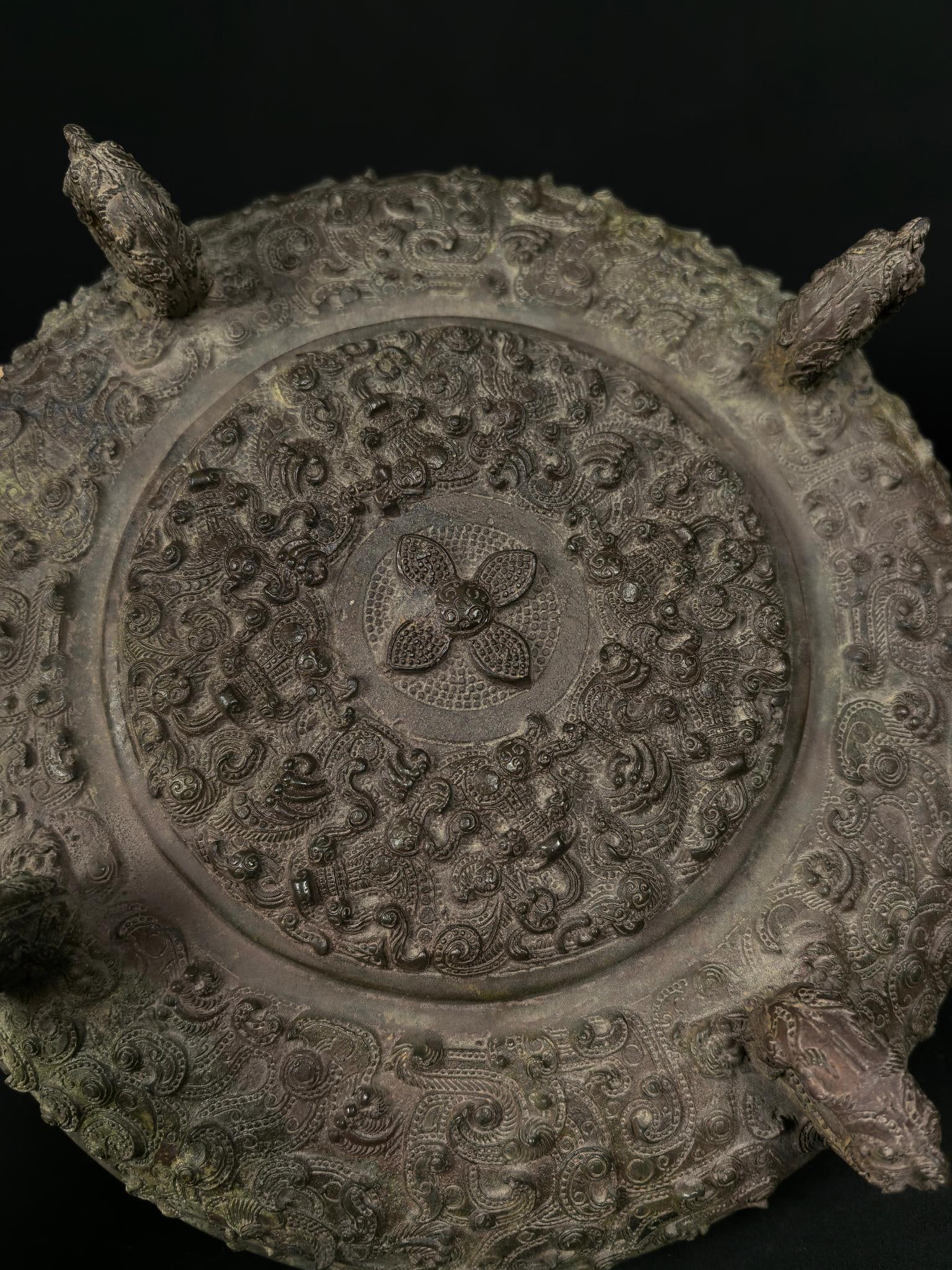 An Exquisite Bronze Dragon Pattern Jar - 8