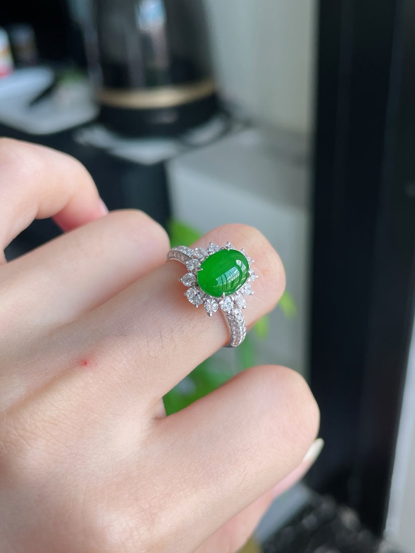 An Exquisite Jadeite Cabochon Ring: An Exquisite Jadeite Cabochon Ring,Qing Dynasty, China,Size:0.3inx0.3inx0.1in 翡翠蛋面戒指,中国清代