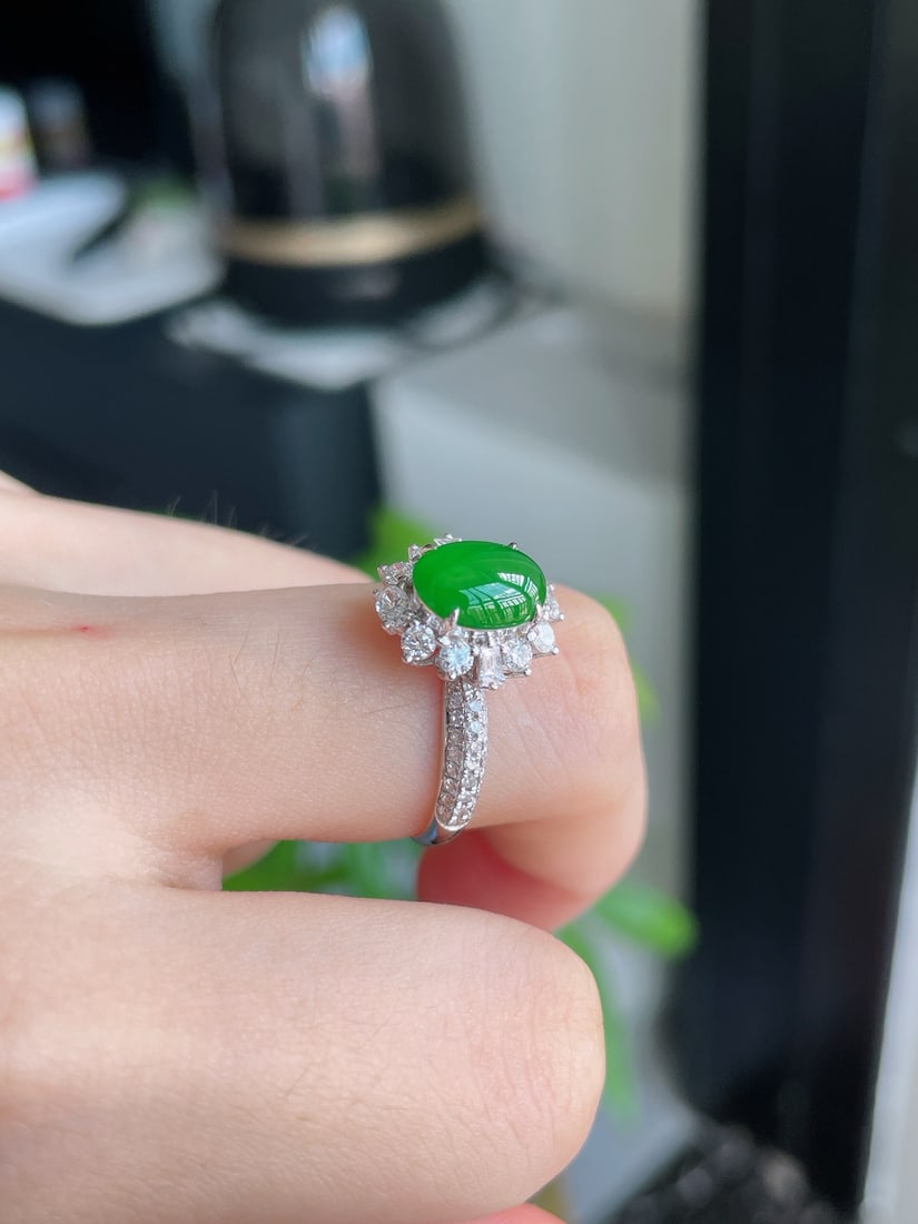 An Exquisite Jadeite Cabochon Ring - 2