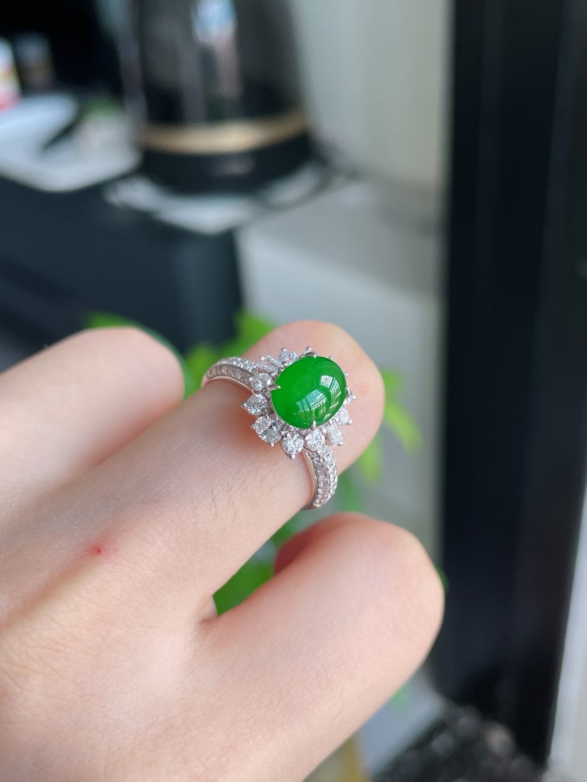 An Exquisite Jadeite Cabochon Ring - 3