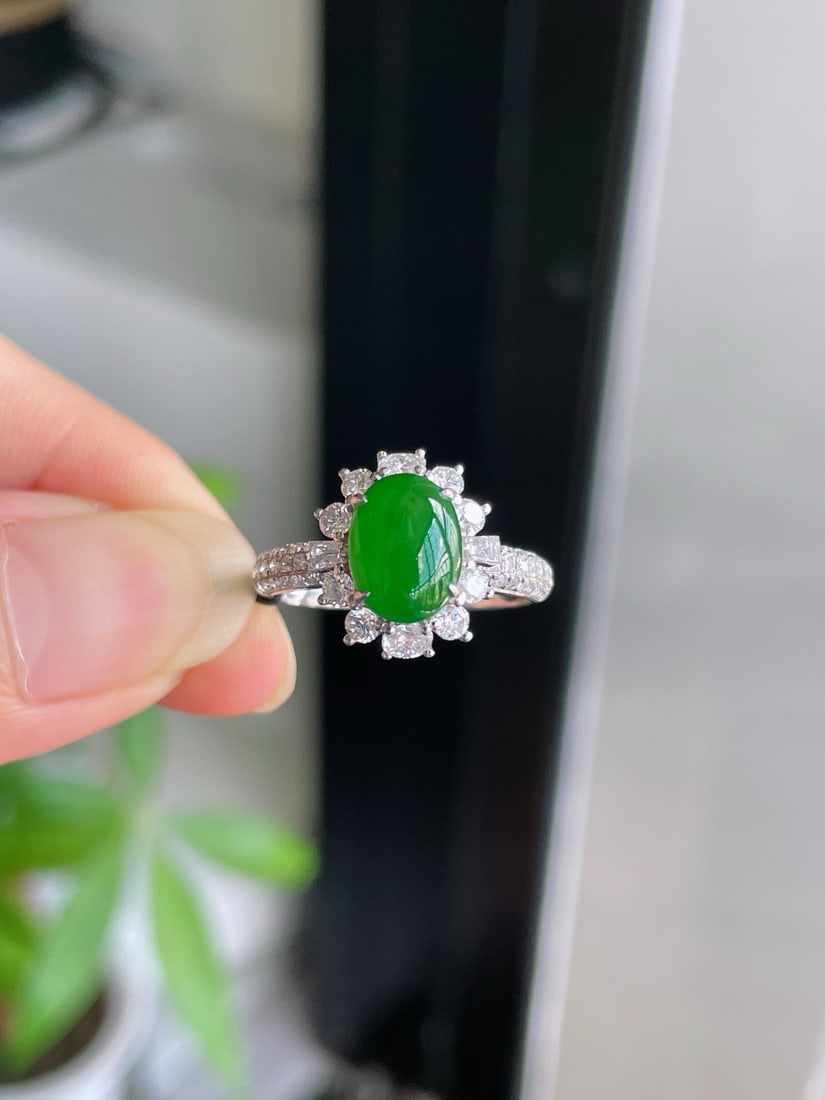 An Exquisite Jadeite Cabochon Ring - 4