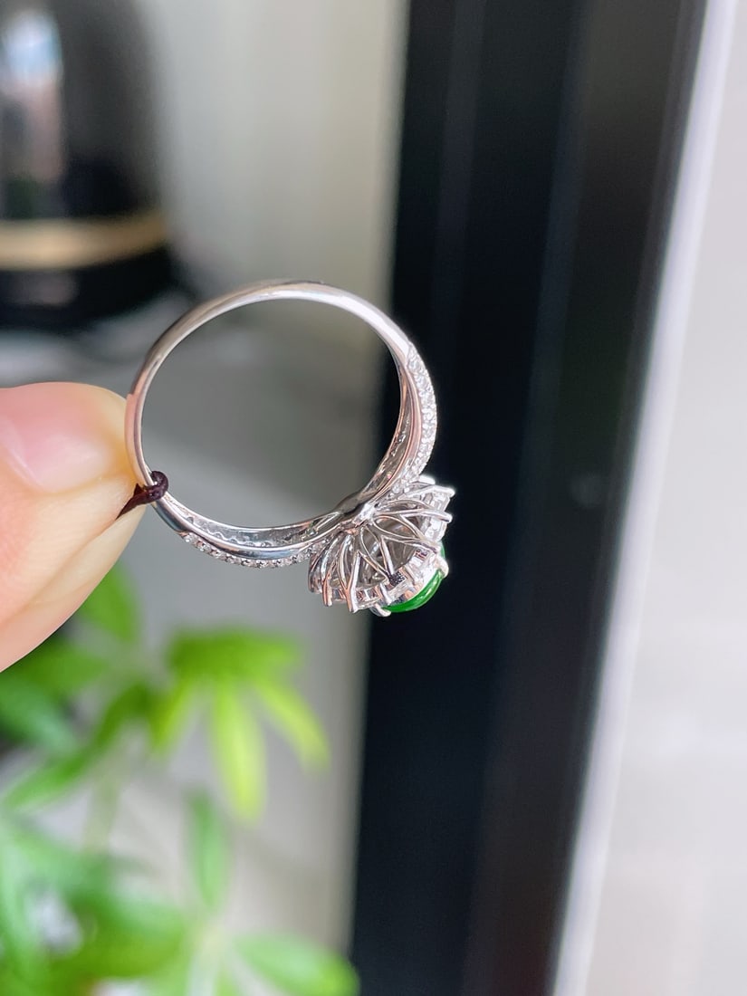 An Exquisite Jadeite Cabochon Ring - 5