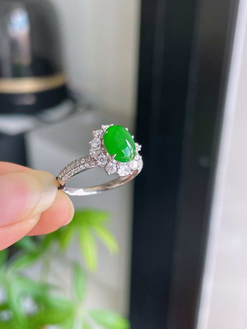 An Exquisite Jadeite Cabochon Ring - 6