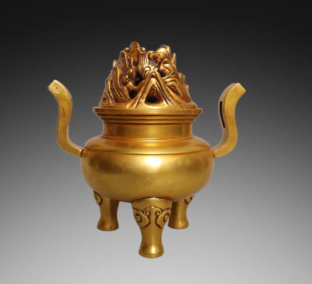 An Exquisite Gilt Bronze Tripod Boshan Censer: An Exquisite Gilt Bronze Tripod Boshan Censer,Qing Dynasty, China,With Mark,Size:7.7inx3.7in,Weight:2800g 铜鎏金三足博山炉,中国清É