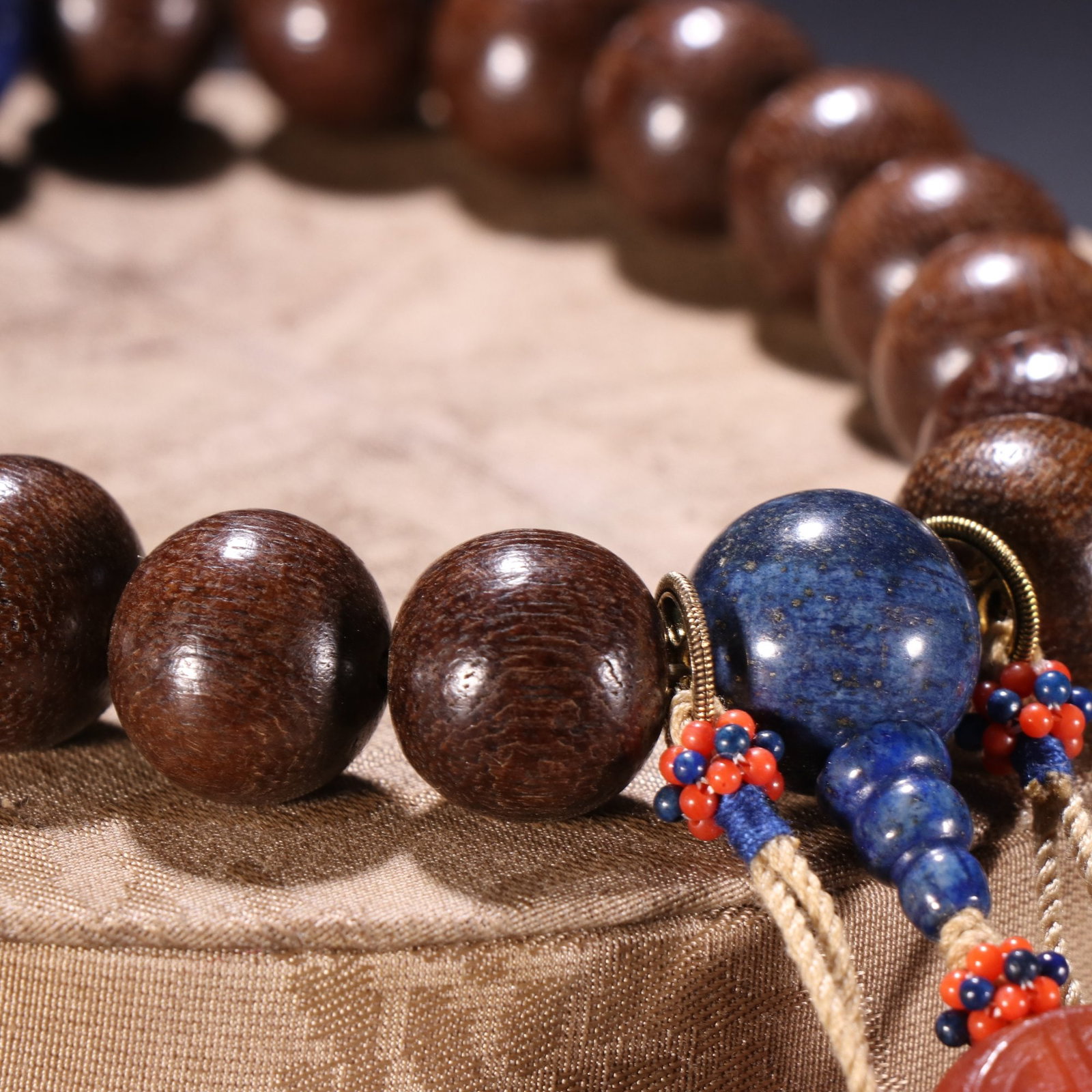 An Exquisite Eaglewood Hand String - 4