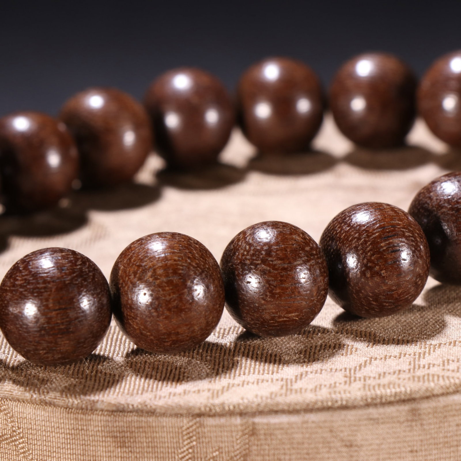 An Exquisite Eaglewood Hand String - 7