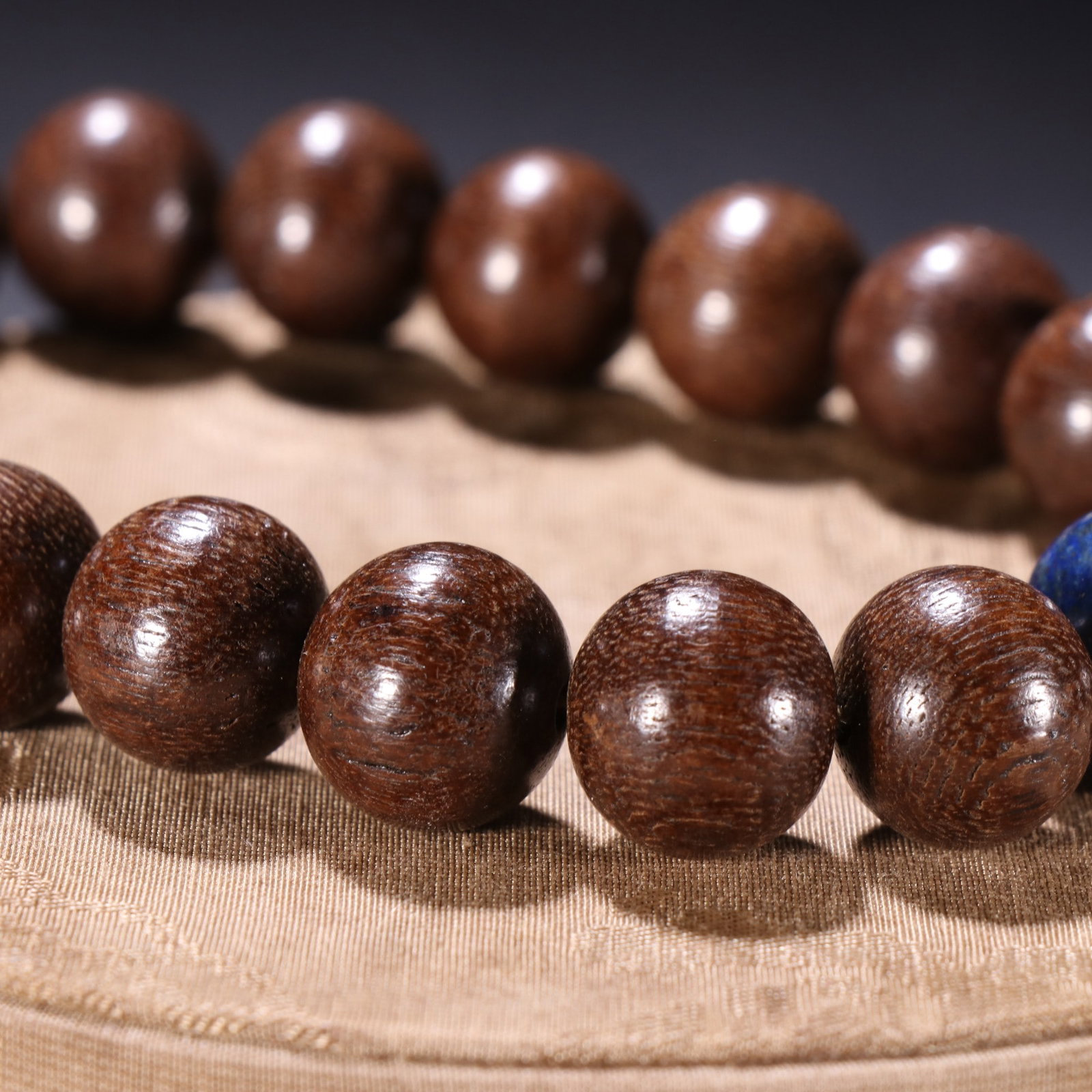 An Exquisite Eaglewood Hand String - 8